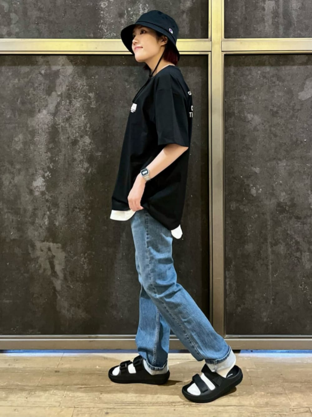 ブラック系のTシャツ/カットソー、ホワイト系のタンクトップ、ブルー系のデニムパンツを着用したレディースの夏コーディネートの2枚目の写真