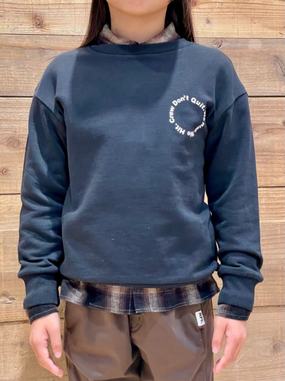 ベージュ系のシャツ/ブラウス、ブラック系のスウェット、ベージュ系のブルゾンを着用したキッズの秋コーディネートの6枚目の写真