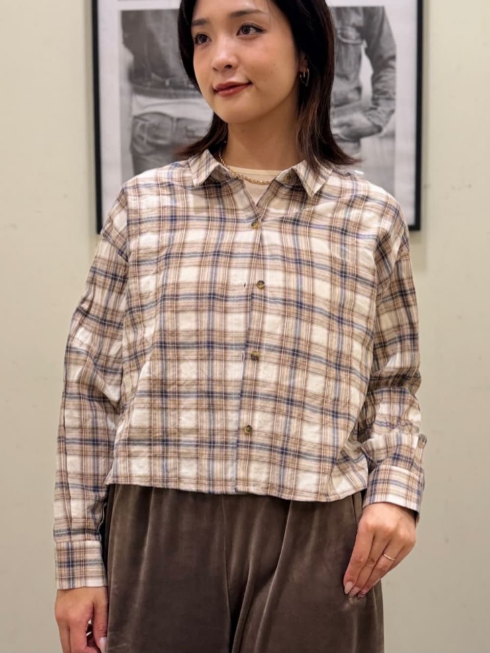 ホワイト系のTシャツ/カットソー、レッド系のニット/セーター、ベージュ系のシャツ/ブラウスを着用したレディースの冬コーディネートの6枚目の写真