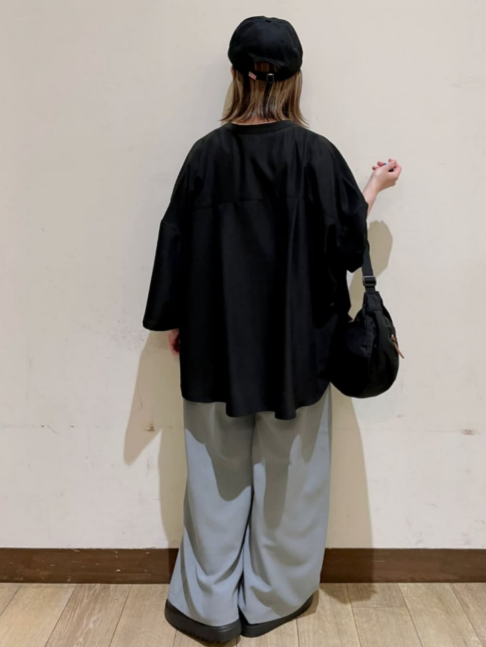 ブラック系のサンダル、ブラック系のシャツ/ブラウス、ホワイト系のTシャツ/カットソーを着用したレディースの夏コーディネートの2枚目の写真