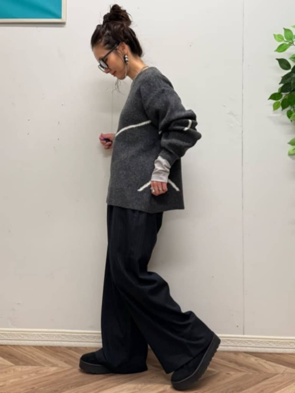 ブラック系のブルゾン、グレー系のTシャツ/カットソー、ブラック系のブーツを着用したレディースの冬コーディネートの6枚目の写真