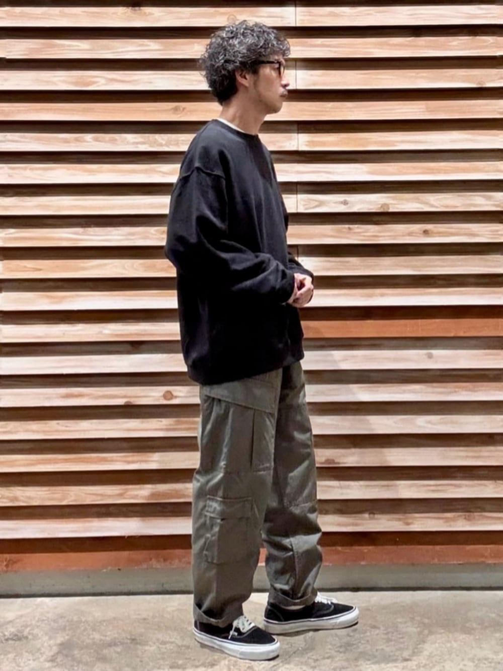 ホワイト系のTシャツ/カットソー、ブラック系のブルゾン、ブラック系のスウェットを着用したメンズの冬コーディネートの5枚目の写真