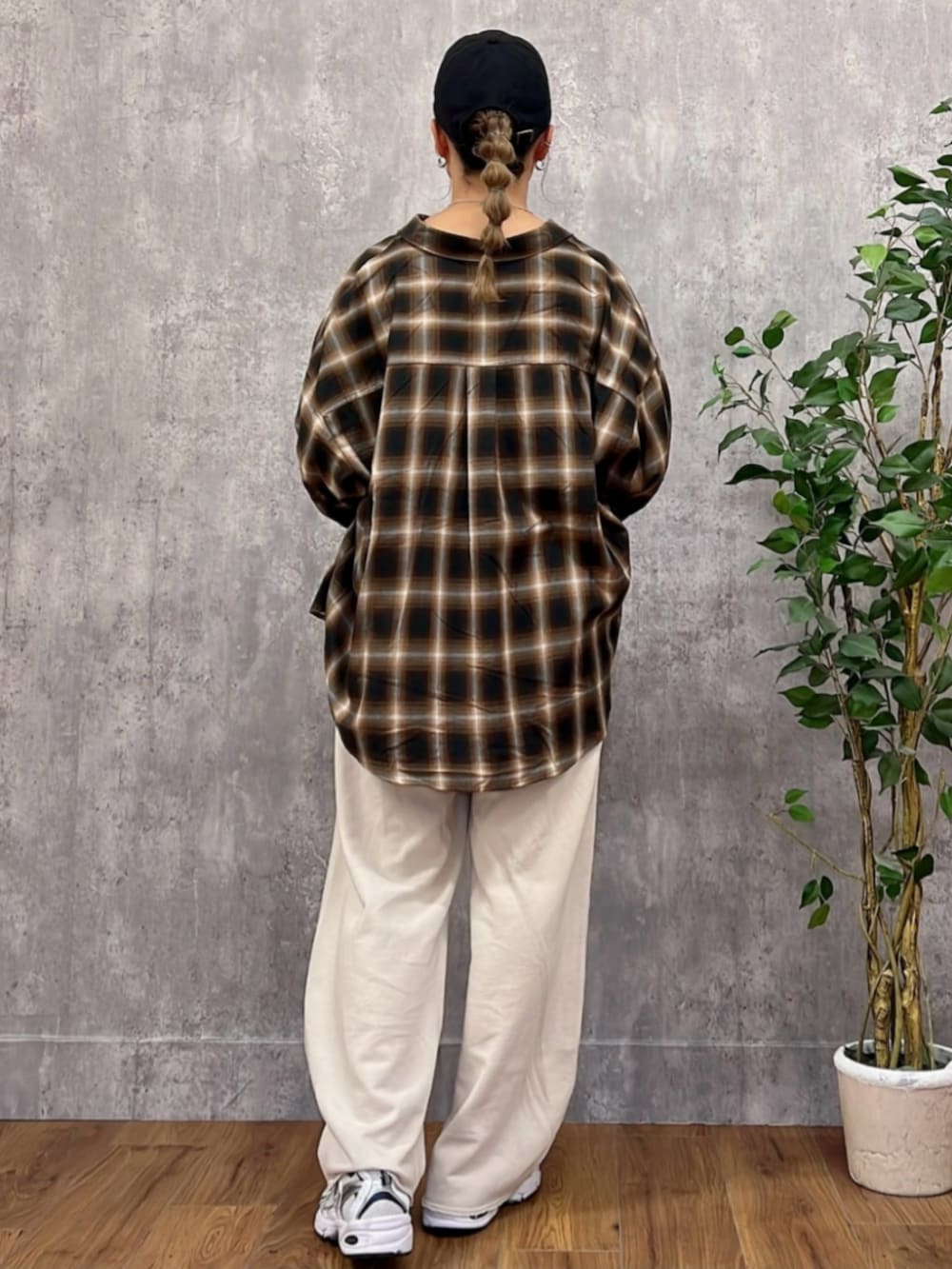 ブラック系のその他トップス、ブラウン系のシャツ/ブラウス、ホワイト系のスウェットパンツを着用したレディースの秋コーディネートの3枚目の写真