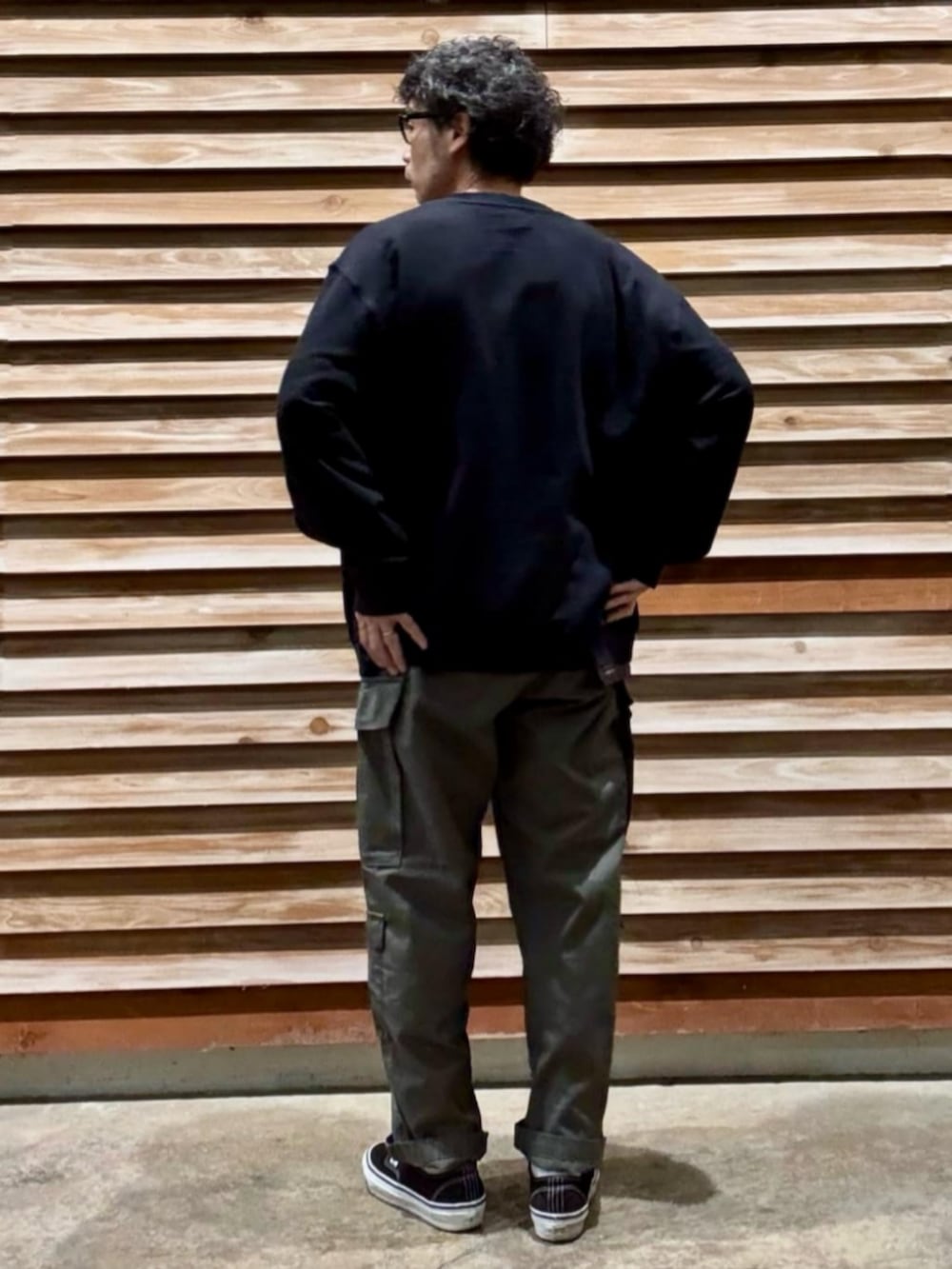 ホワイト系のTシャツ/カットソー、ブラック系のブルゾン、ブラック系のスウェットを着用したメンズの冬コーディネートの6枚目の写真