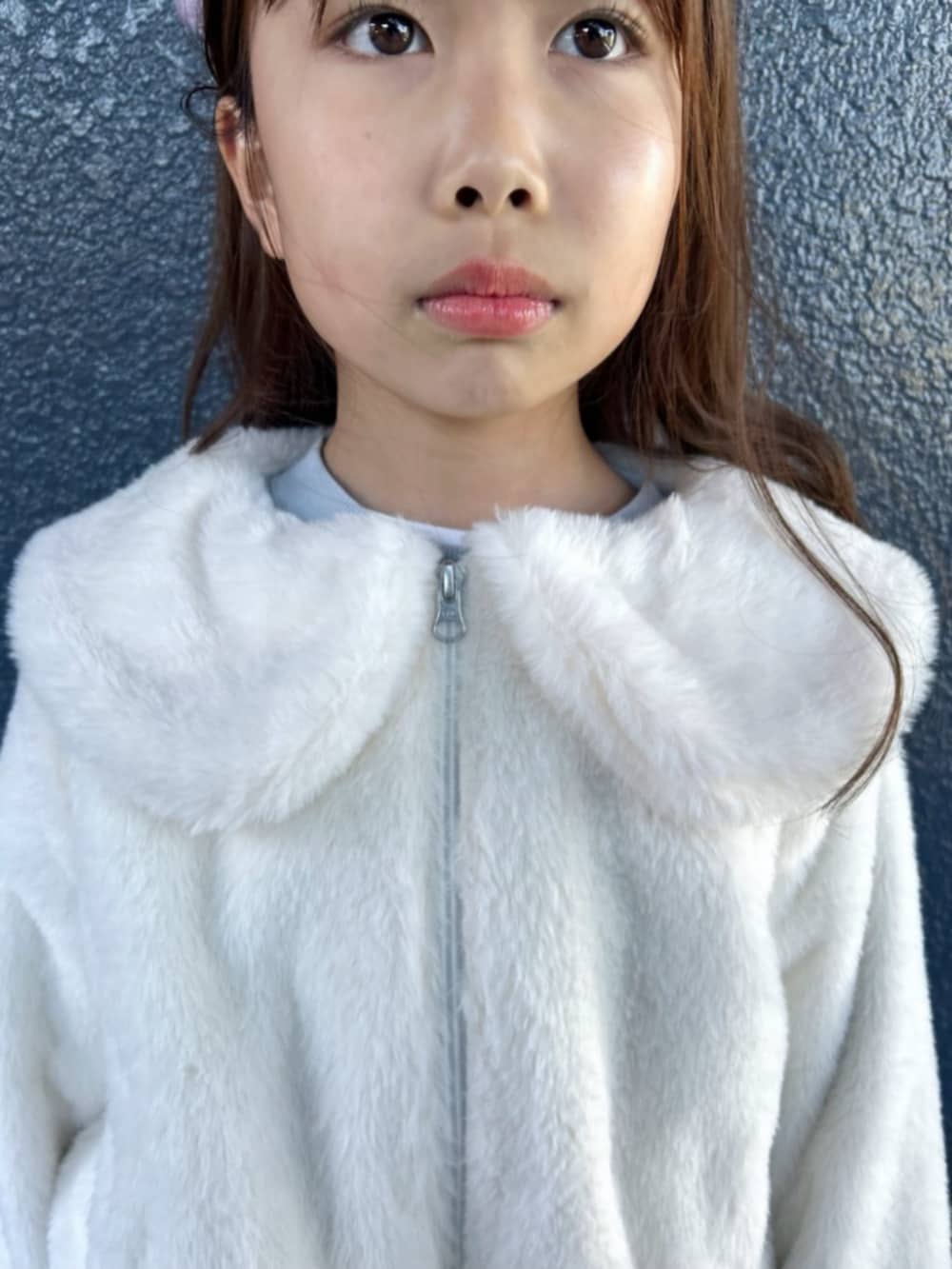 ホワイト系のトートバッグ、ブルー系のスウェット、ホワイト系のブルゾンを着用したキッズの冬コーディネートの8枚目の写真