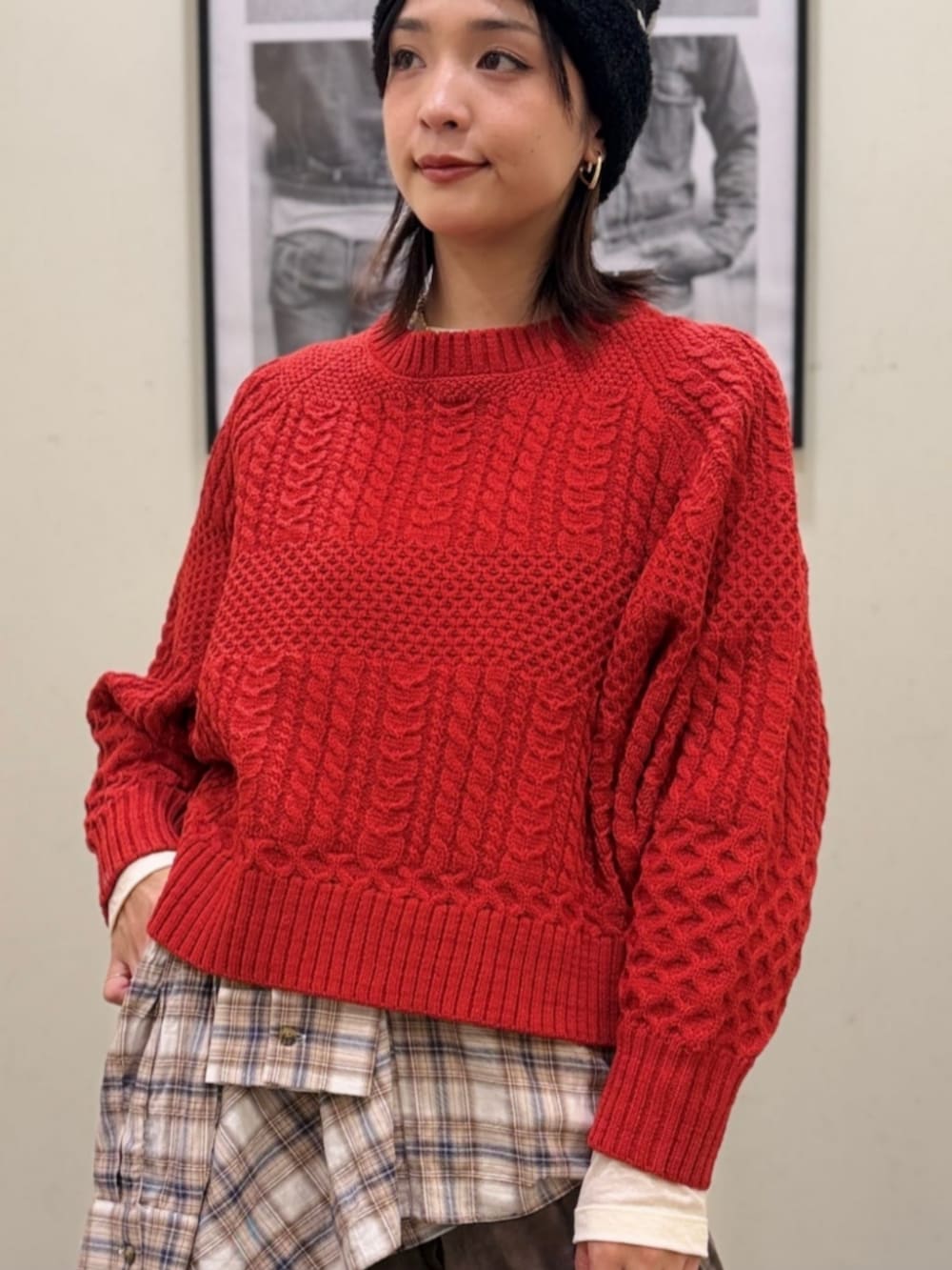 ホワイト系のTシャツ/カットソー、レッド系のニット/セーター、ベージュ系のシャツ/ブラウスを着用したレディースの冬コーディネートの4枚目の写真