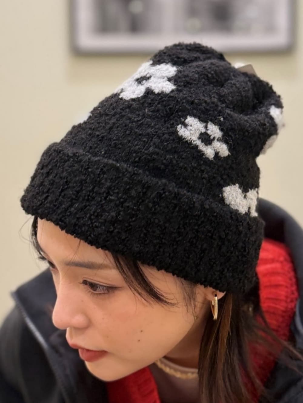 ホワイト系のTシャツ/カットソー、レッド系のニット/セーター、ベージュ系のシャツ/ブラウスを着用したレディースの冬コーディネートの9枚目の写真