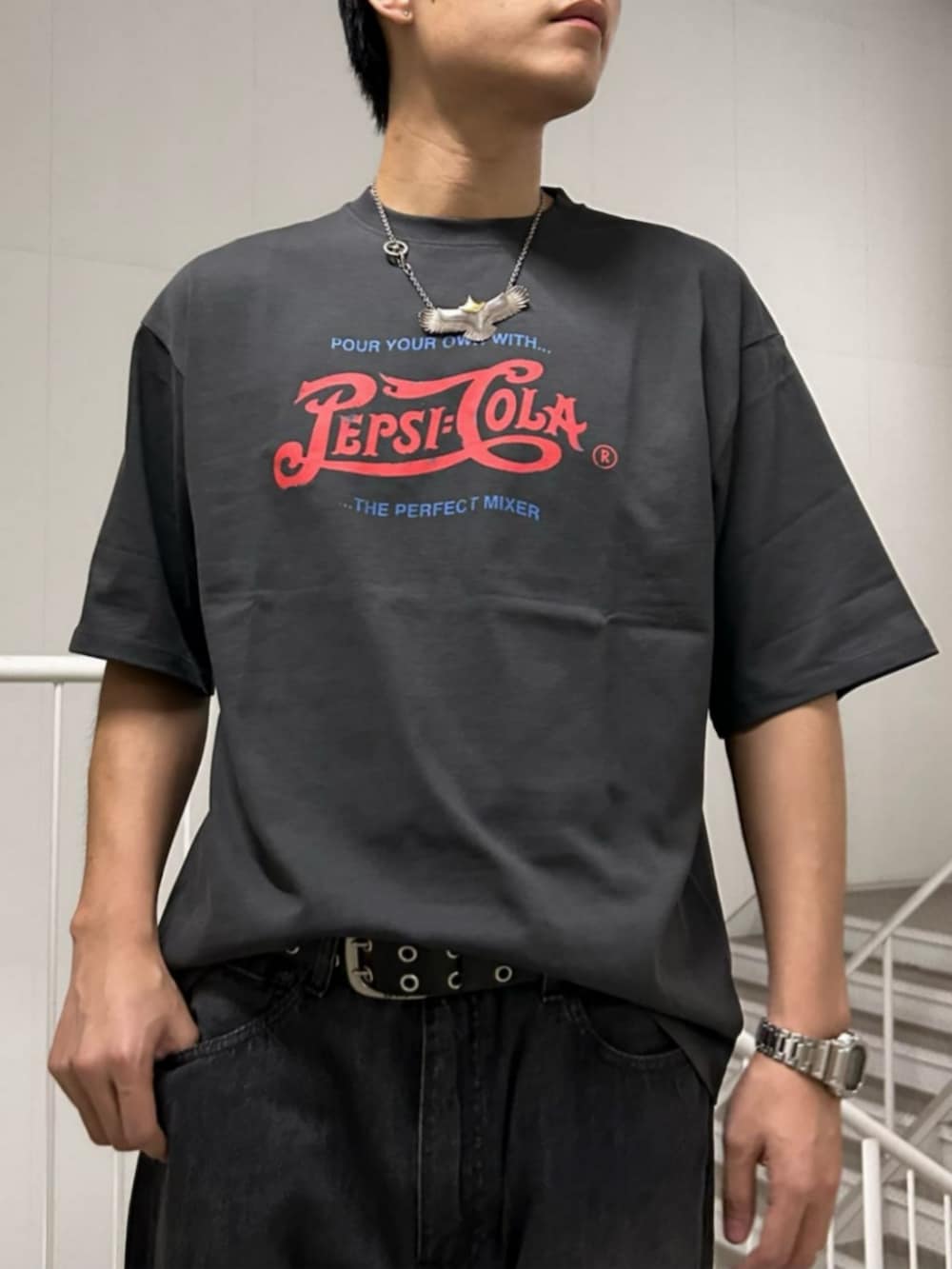 グレー系のTシャツ/カットソー、ブラック系のデニムパンツを着用したメンズの夏コーディネートの5枚目の写真