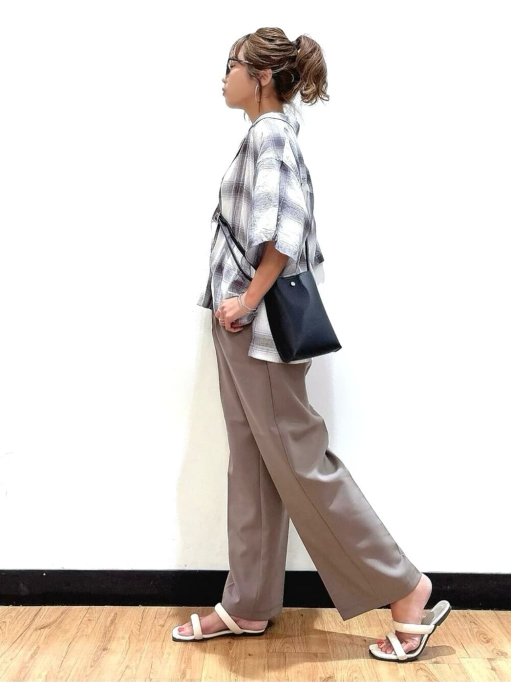 ベージュ系のその他パンツ、ブラック系のショルダーバッグ、レッド系のTシャツ/カットソーを着用したレディースの夏コーディネートの3枚目の写真