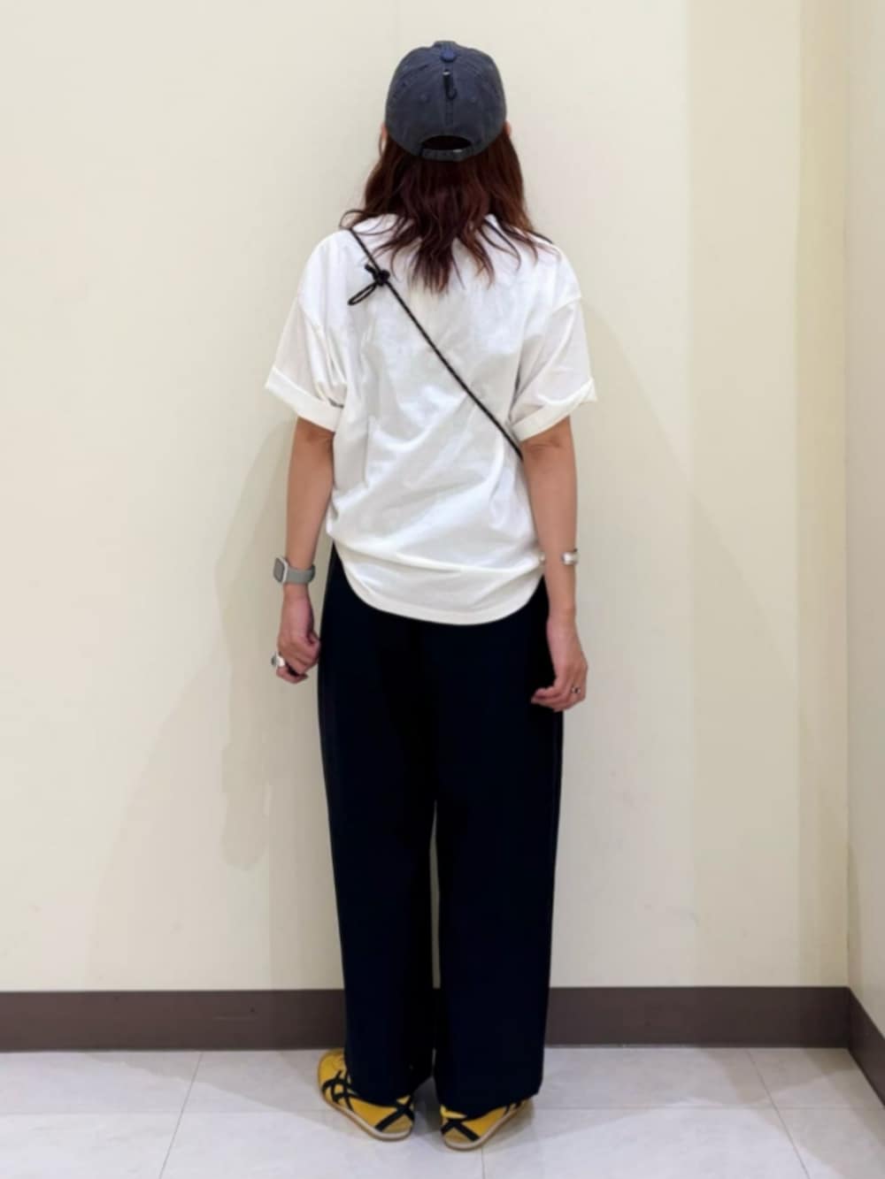 ブラック系のその他パンツ、その他のTシャツ/カットソー、グレー系のキャップを着用したレディースの夏コーディネートの3枚目の写真