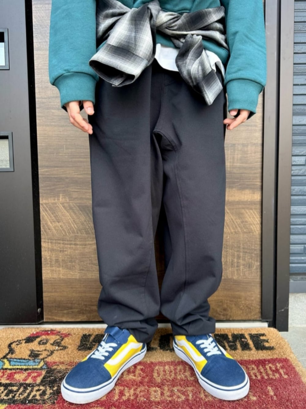 ブラック系のシャツ/ブラウス、ホワイト系のTシャツ/カットソー、グリーン系のスウェットを着用したキッズの冬コーディネートの8枚目の写真