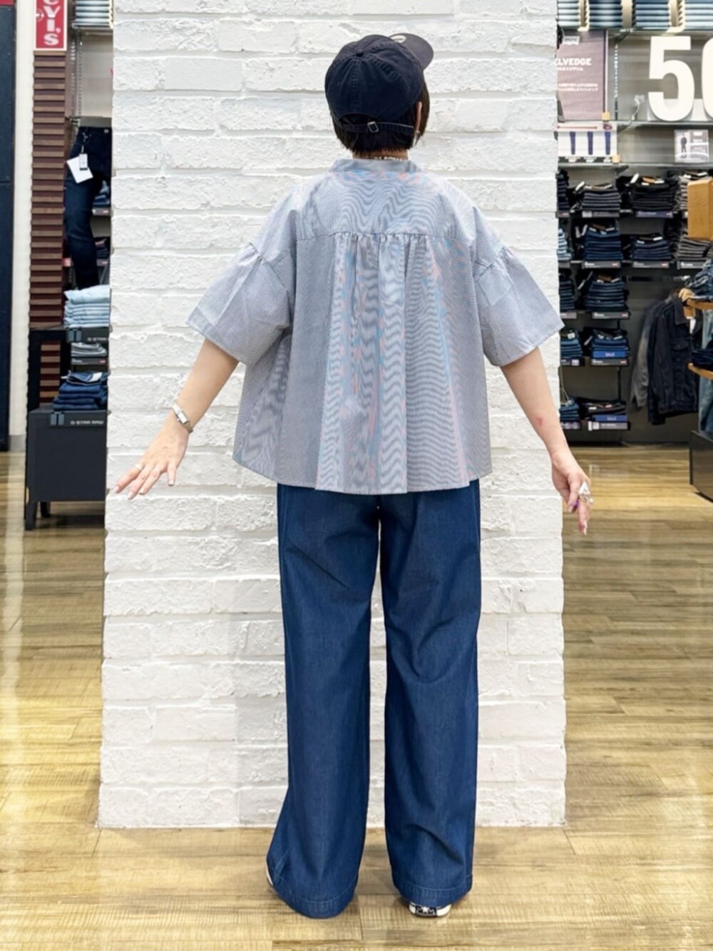 ブルー系のその他パンツ、ブラック系のトートバッグ、ホワイト系のTシャツ/カットソーを着用したレディースの夏コーディネートの3枚目の写真