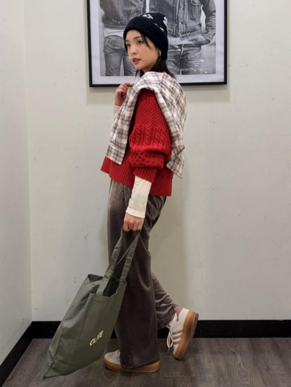 ホワイト系のTシャツ/カットソー、レッド系のニット/セーター、ベージュ系のシャツ/ブラウスを着用したレディースの冬コーディネートの2枚目の写真