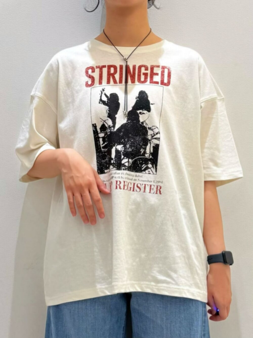 ブラウン系のシャツ/ブラウス、ホワイト系のTシャツ/カットソー、ブラック系のシャツワンピースを着用したレディースの夏コーディネートの4枚目の写真