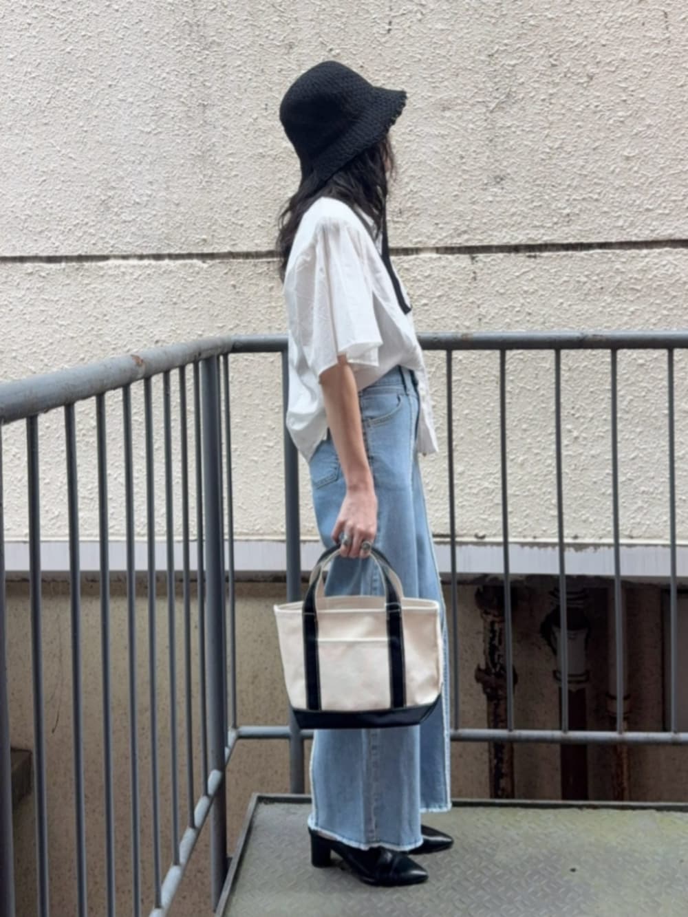 「夏コーデ、夏、ジーンズ、デニムパンツ、デニム、ワイドパンツ、ワイドデニム、ブラウス、ブラウス×デニム、ミニバッグ、ハット、透け感、カジュアル、SOMETHING、HONEYSUCKLE ROSE」｜「SOMETHINGの【SOMETHING】「LISA」フリンジワイド（デニムパンツ、ブルー系）」を使った、Rightonさん（骨格ナチュラル・レディース・159cm）の夏コーディネートの4枚目の写真