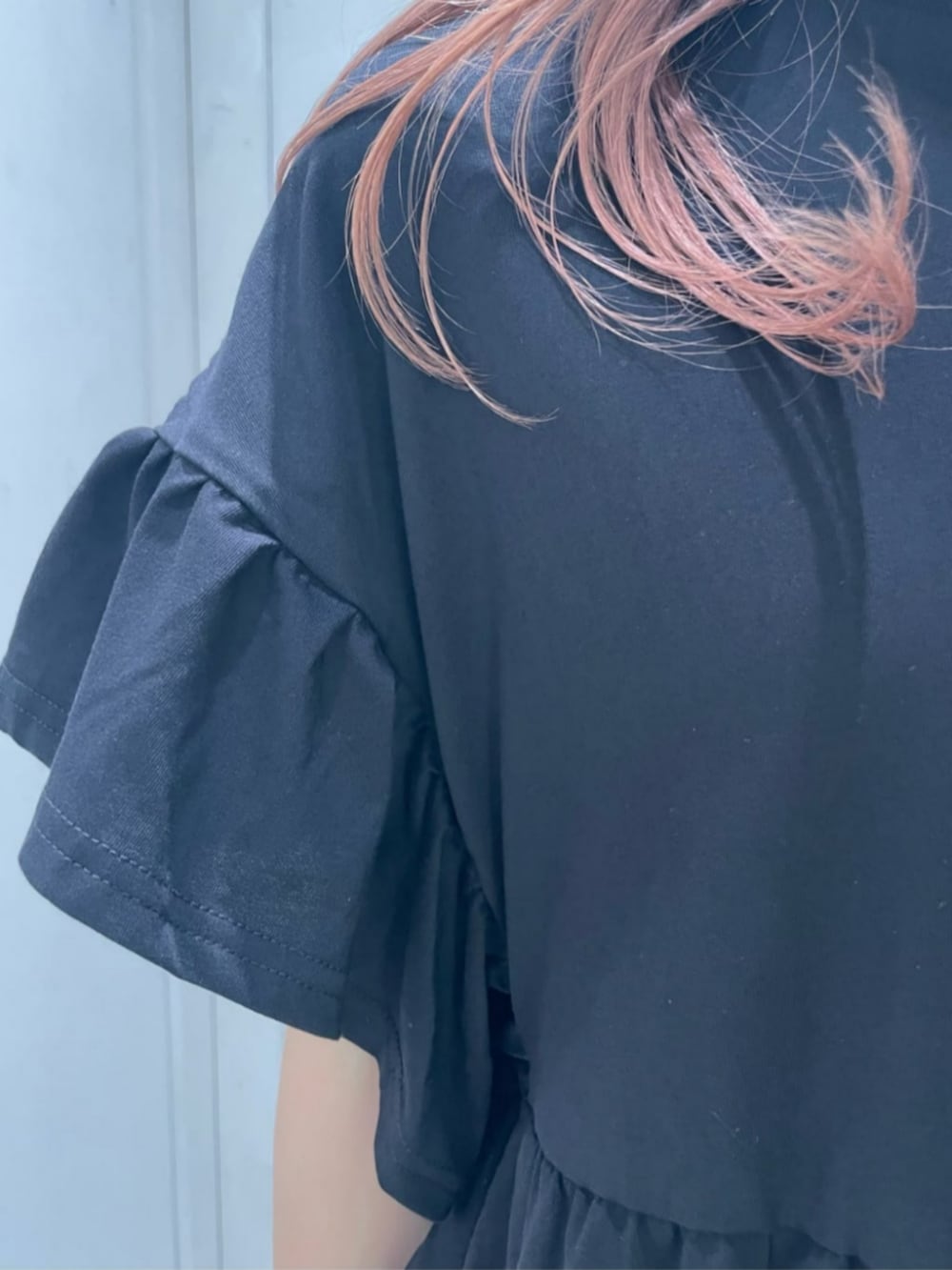「夏コーデ、ワイドパンツ、半袖、バッグ、ミニバッグ、リラックス、リラックススタイル、カジュアルコーデ、楽チンコーデ、HONEYSUCKLE ROSE、ママコーデ」｜「Right-onの【HONEYSUCKLE ROSE】接触冷感フリルＴシャツ（その他トップス、ブラック系）」を使った、Rightonさん（レディース・164cm）の夏コーディネートの5枚目の写真