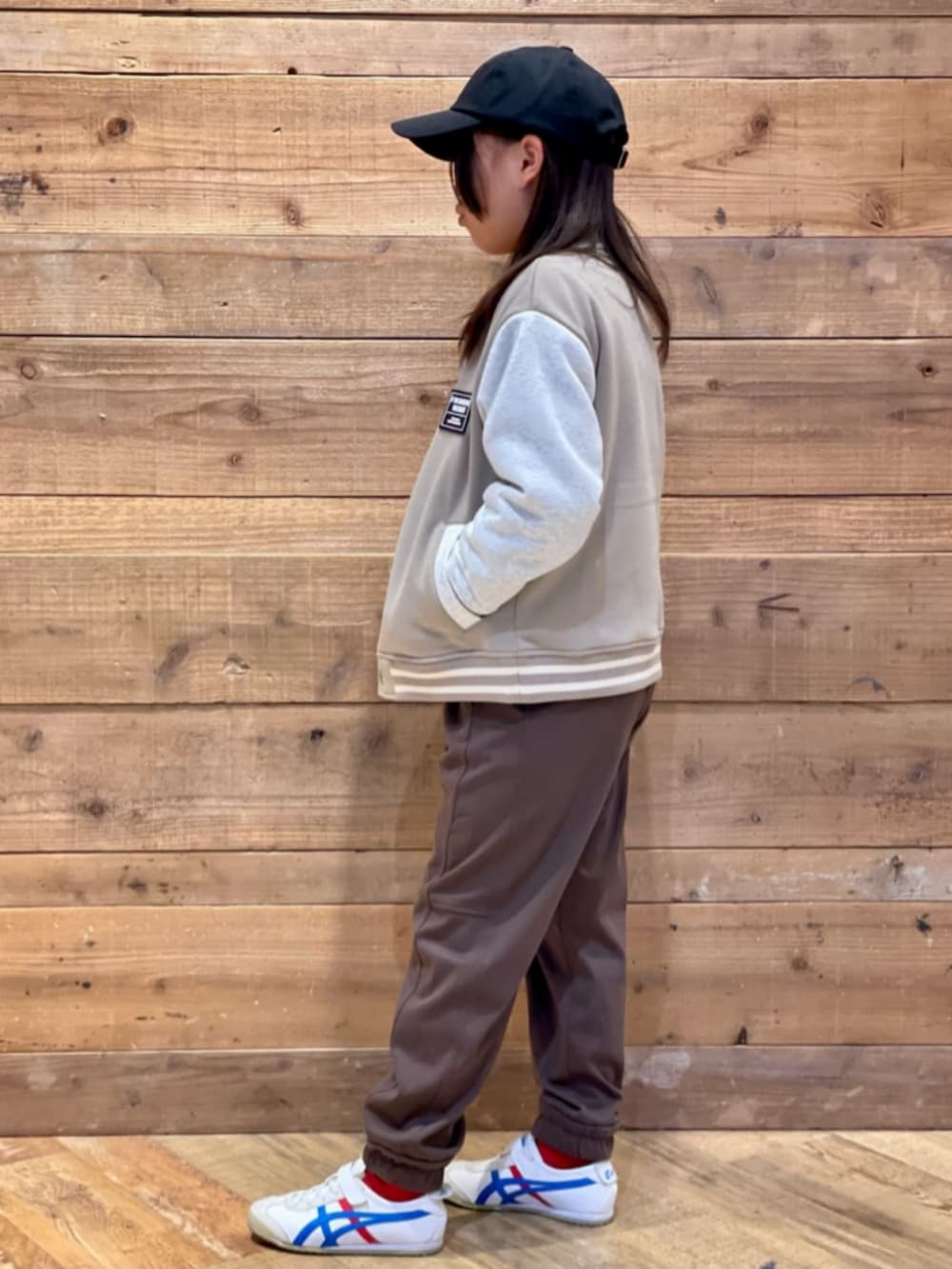 ベージュ系のシャツ/ブラウス、ブラック系のスウェット、ベージュ系のブルゾンを着用したキッズの秋コーディネートの2枚目の写真