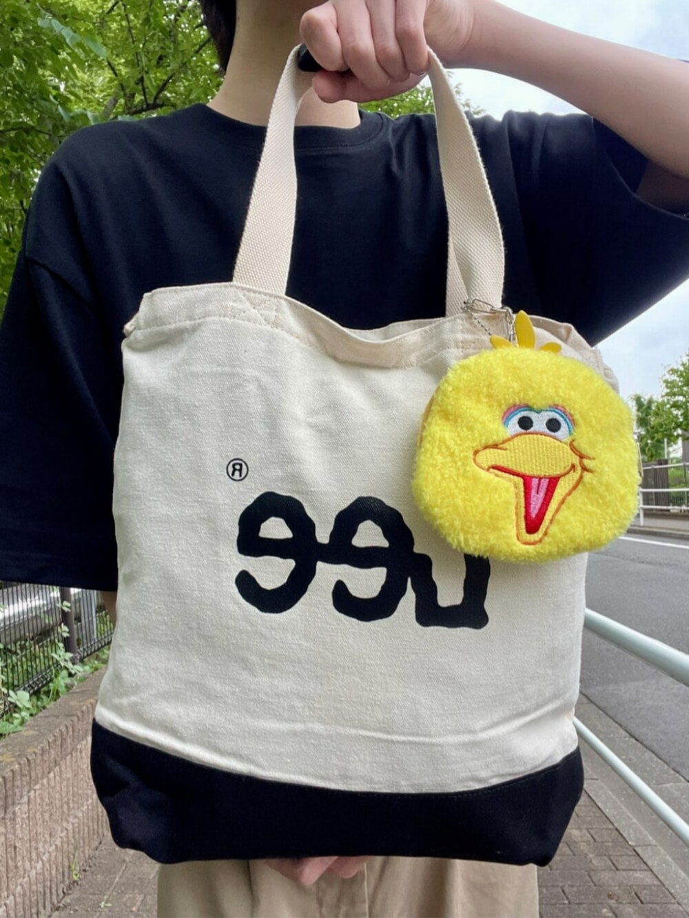「夏コーデ、ワイドパンツ、Tシャツ、半袖、半袖Ｔシャツ、トートバッグ、メンズファッション」｜「Leeの【Lee】キャンバス２ＷＡＹショルダーバッグ（ショルダーバッグ、ブラック系）」を使った、Rightonさん（骨格ナチュラル・メンズ・173cm）の夏コーディネートの7枚目の写真