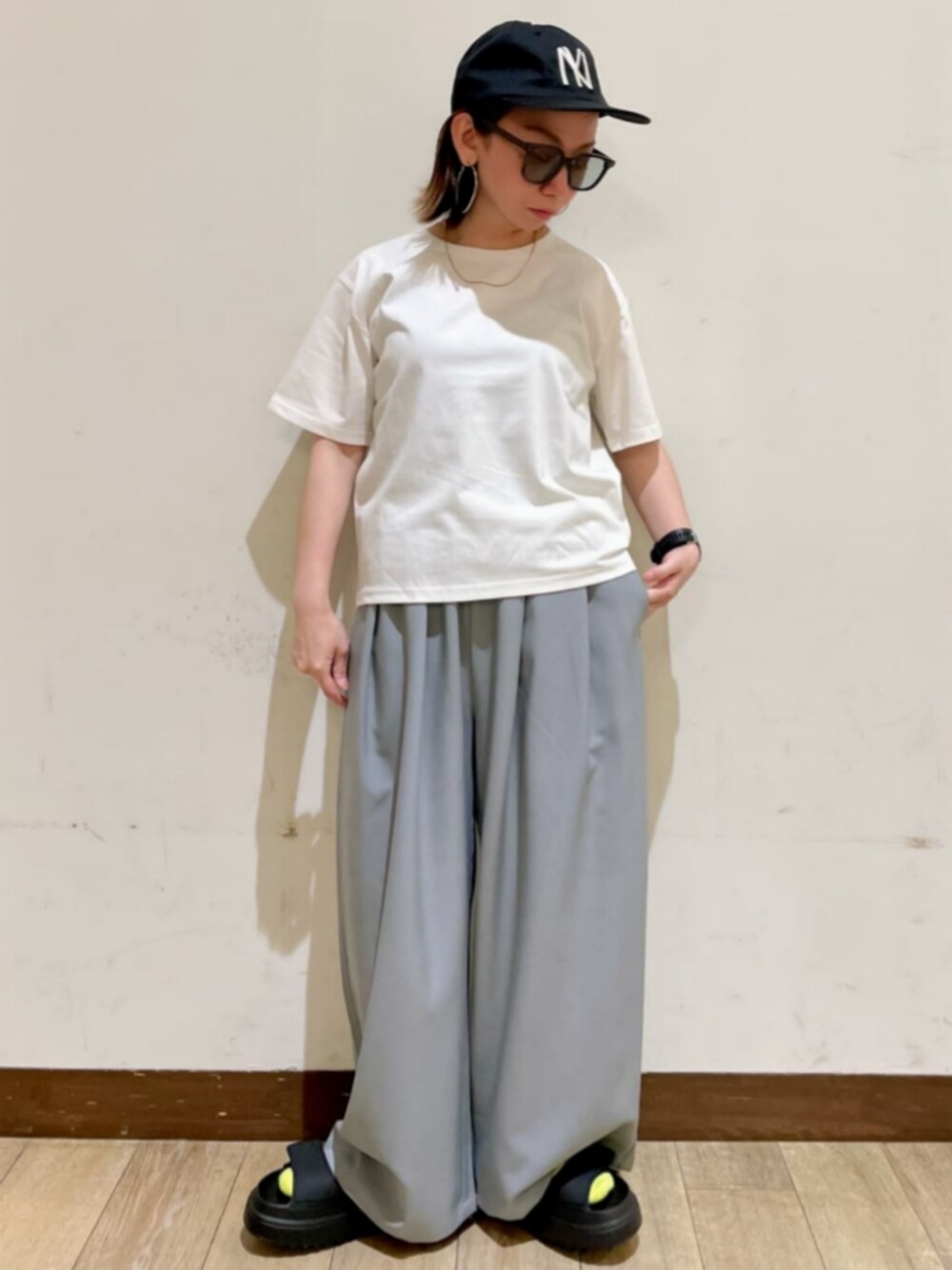 ブラック系のサンダル、ブラック系のシャツ/ブラウス、ホワイト系のTシャツ/カットソーを着用したレディースの夏コーディネートの8枚目の写真