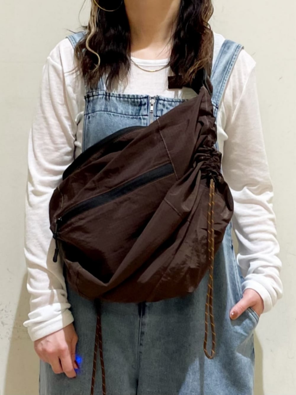 ホワイト系のその他トップス、ブルー系のサロペット/オーバーオール、ホワイト系のシャツ/ブラウスを着用したレディースの春コーディネートの3枚目の写真