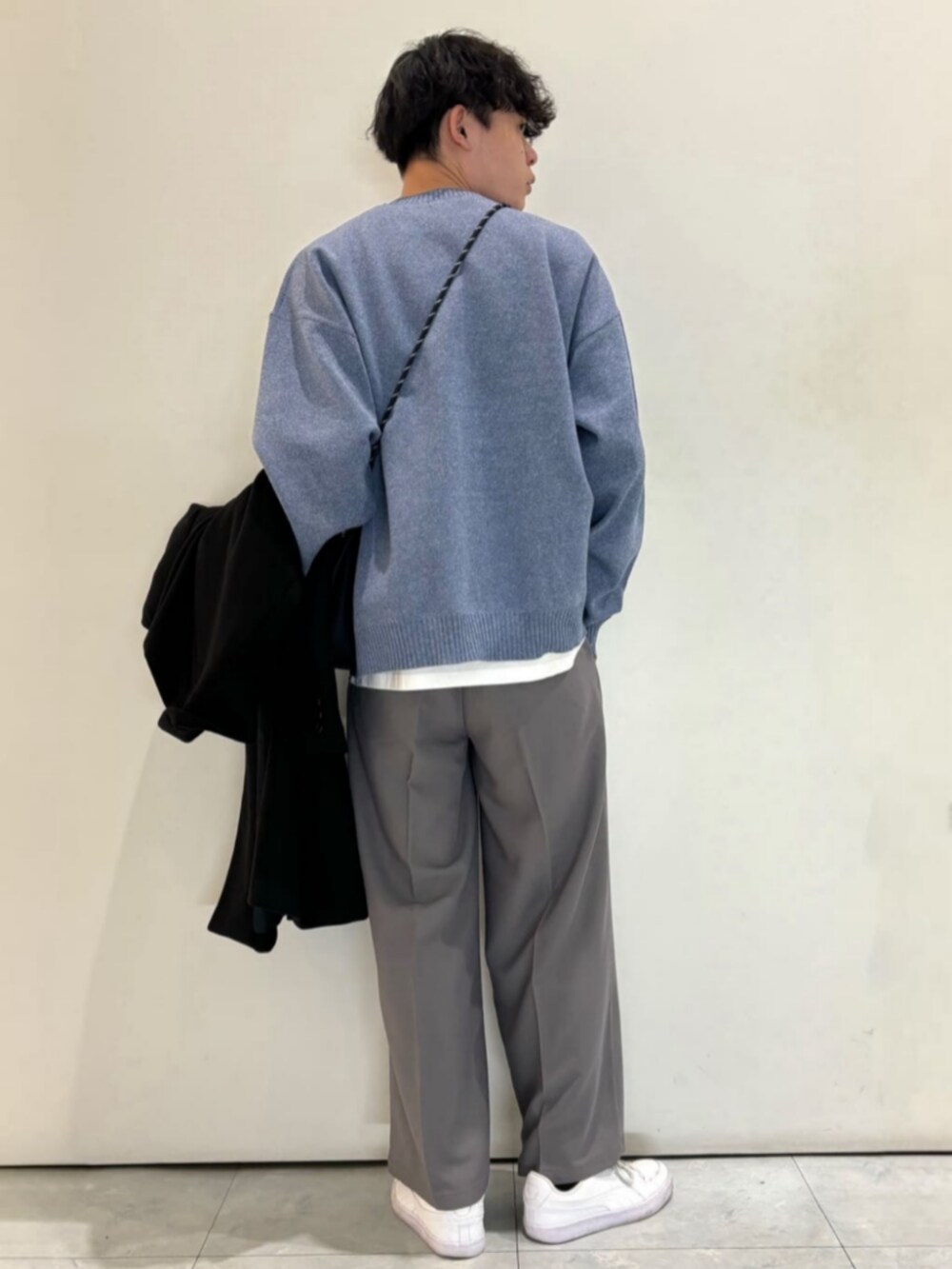 ブラック系のショルダーバッグ、グレー系のその他パンツ、ホワイト系のTシャツ/カットソーを着用したメンズの冬コーディネートの7枚目の写真