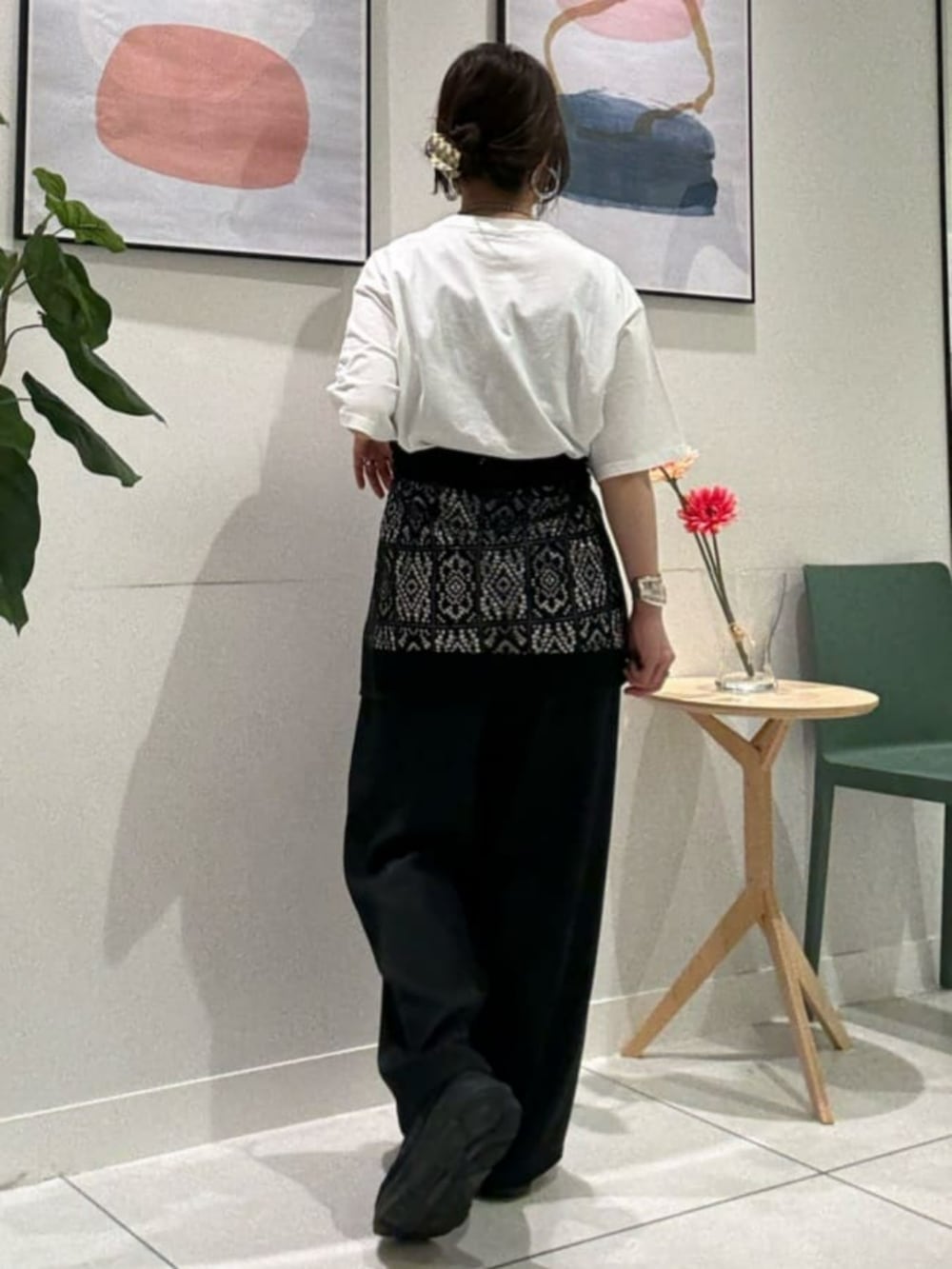 ブラック系のシャツ/ブラウス、ブラック系のその他パンツ、ホワイト系のTシャツ/カットソーを着用したレディースの夏コーディネートの3枚目の写真