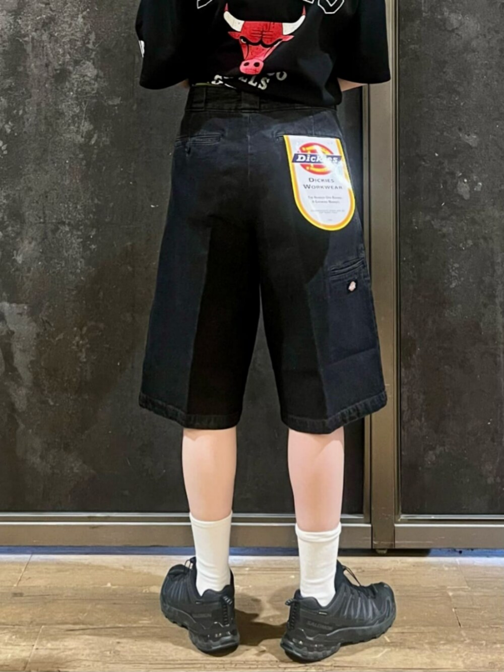 ブラック系のシャツ/ブラウス、ブラック系のTシャツ/カットソー、ブラック系のその他パンツを着用したレディースの夏コーディネートの10枚目の写真