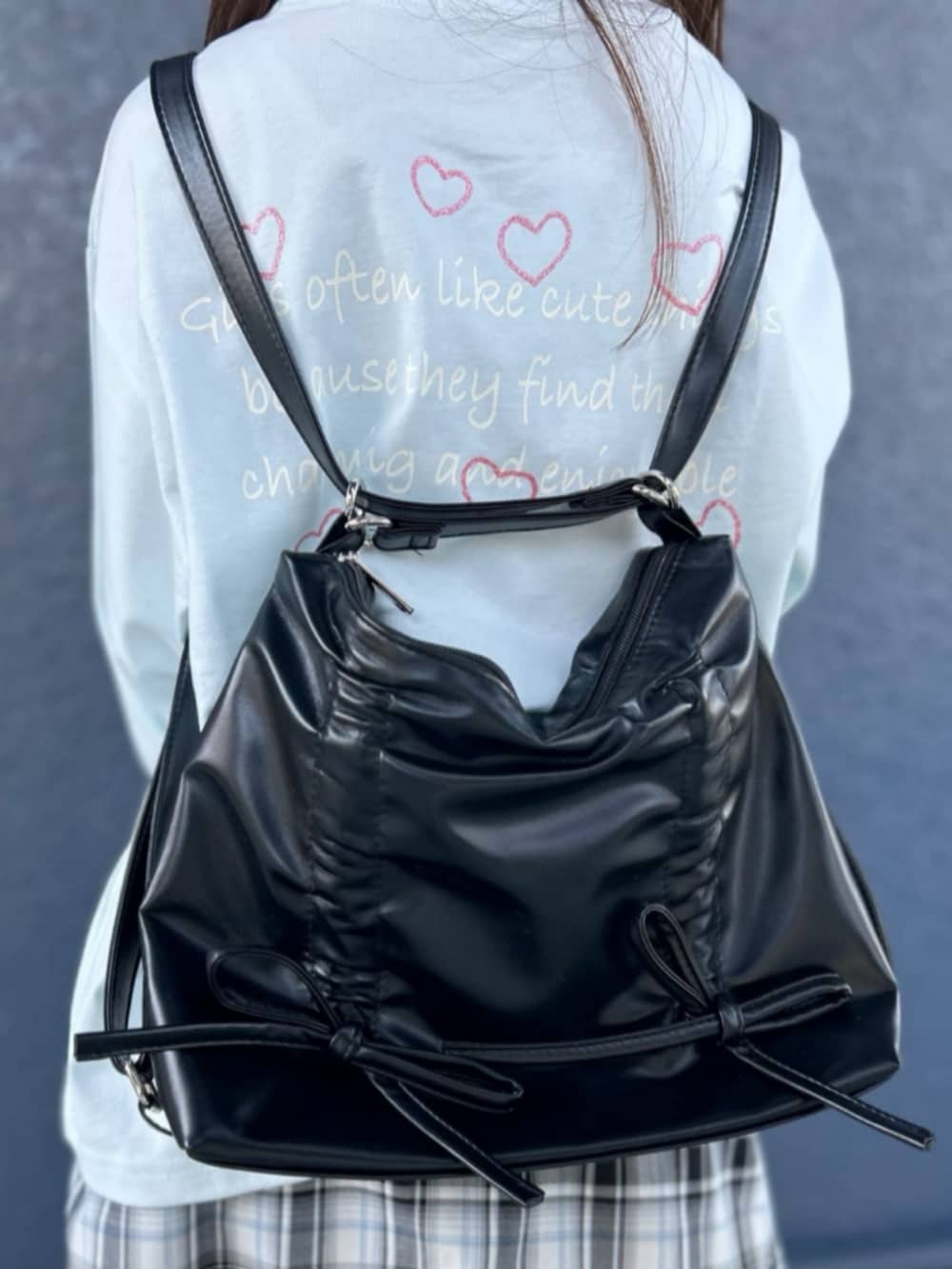 ブラック系のショルダーバッグ、ブルー系のデニムパンツ、ブラック系のシャツ/ブラウスを着用したキッズの春コーディネートの10枚目の写真