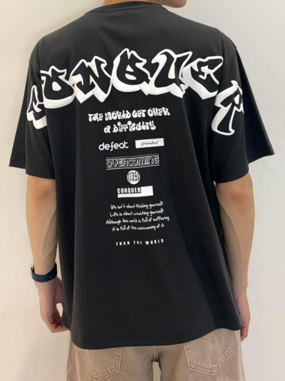 「夏コーデ、夏、ジーンズ、ワイドパンツ、Tシャツ、プリントT、バッグ、カジュアルコーデ、カジュアル、休日コーデ、休日スタイル、デニムパンツ、デニム」｜「Right-onの【HONEYSUCKLE ROSE】巾着ショルダー（ショルダーバッグ、ブラック系）」を使った、Rightonさん（メンズ・175cm）の夏コーディネートの3枚目の写真