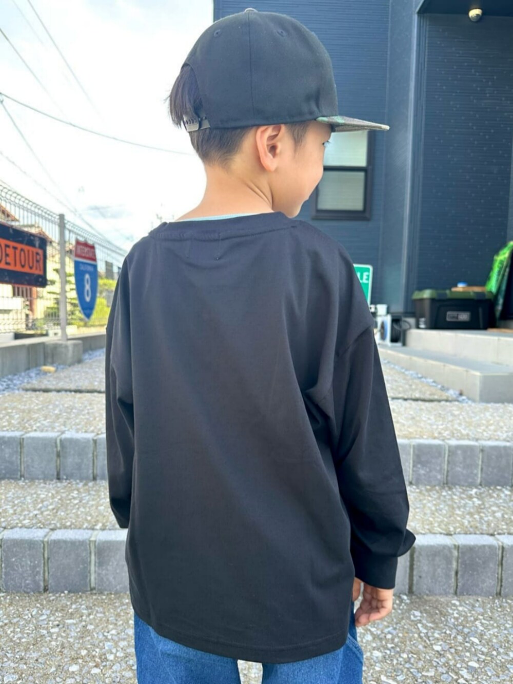 ブラック系のTシャツ/カットソー、グレー系のシャツ/ブラウスを着用したキッズの秋コーディネートの7枚目の写真
