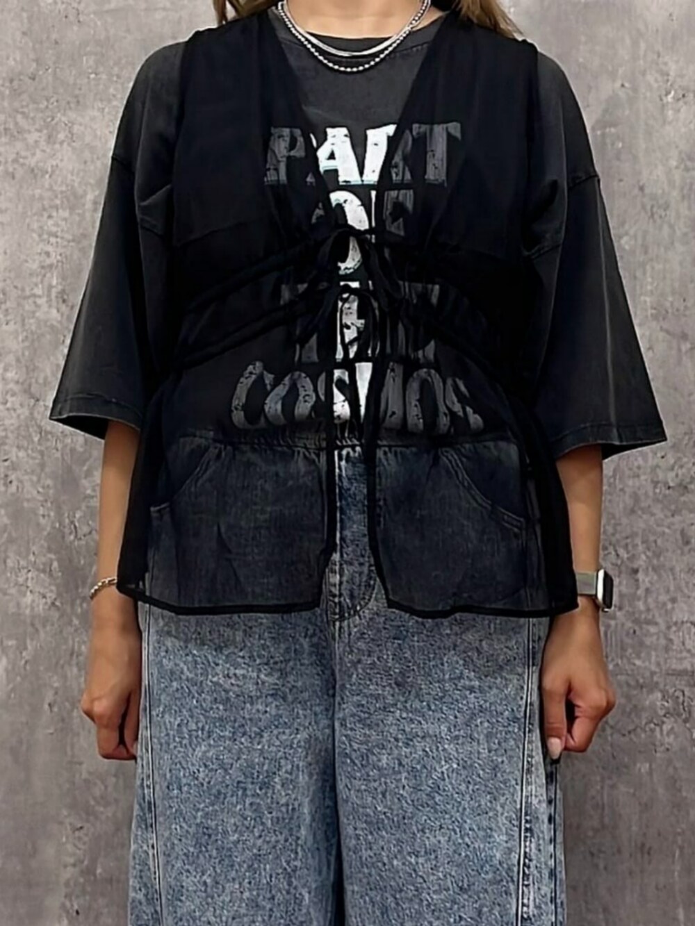ブラック系のその他トップス、その他のTシャツ/カットソー、ブルー系のデニムパンツを着用したレディースの秋コーディネートの4枚目の写真