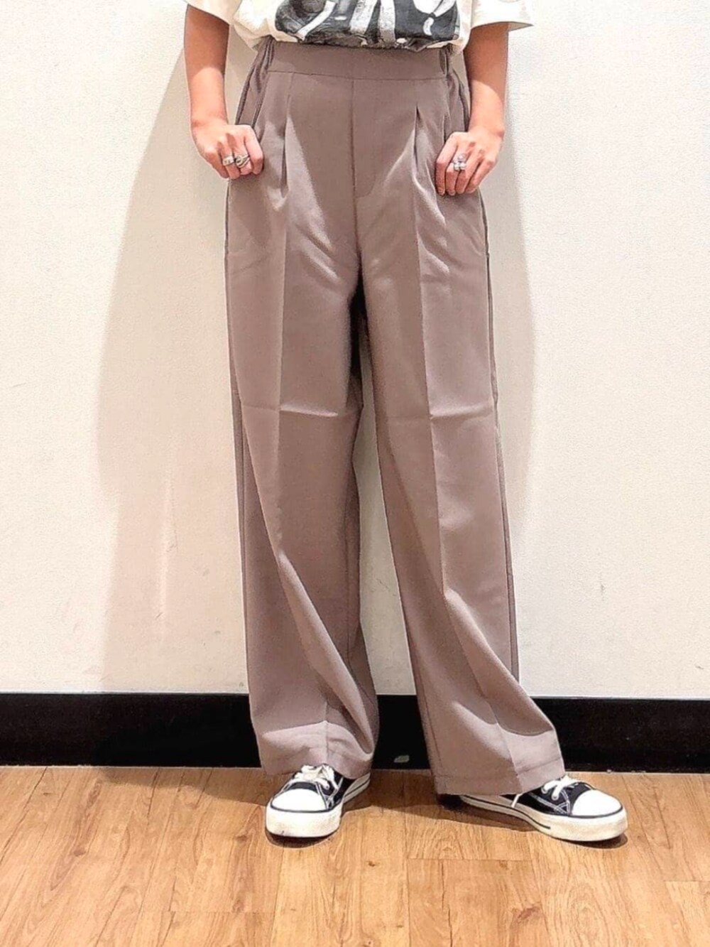 ベージュ系のその他パンツ、ブラック系のショルダーバッグ、レッド系のTシャツ/カットソーを着用したレディースの夏コーディネートの8枚目の写真