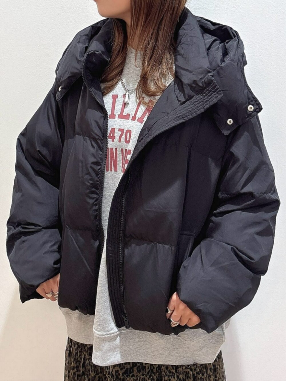 グレー系のスウェット、ブラウン系のスカート、ブラック系のTシャツ/カットソーを着用したレディースの秋コーディネートの6枚目の写真