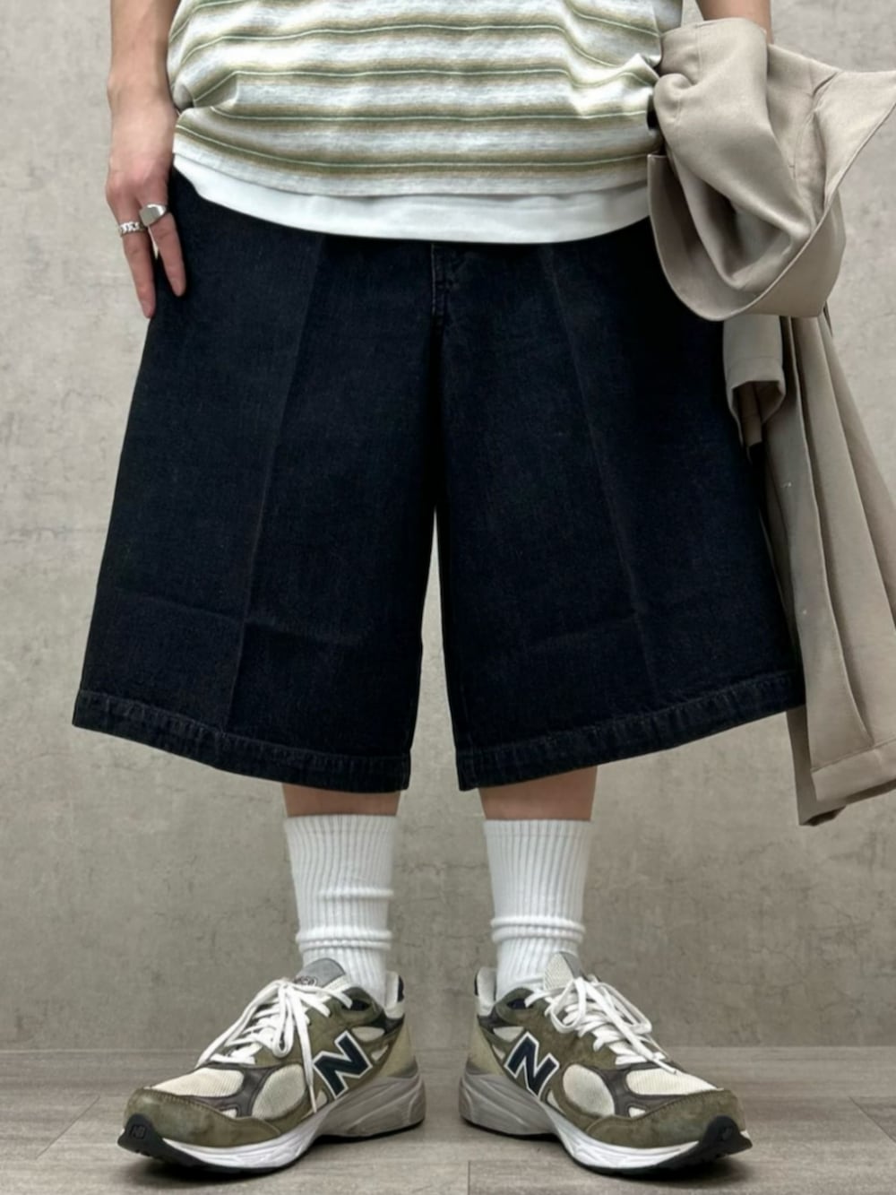 ホワイト系のタンクトップ、レッド系のTシャツ/カットソー、ベージュ系のシャツ/ブラウスを着用したメンズの夏コーディネートの6枚目の写真