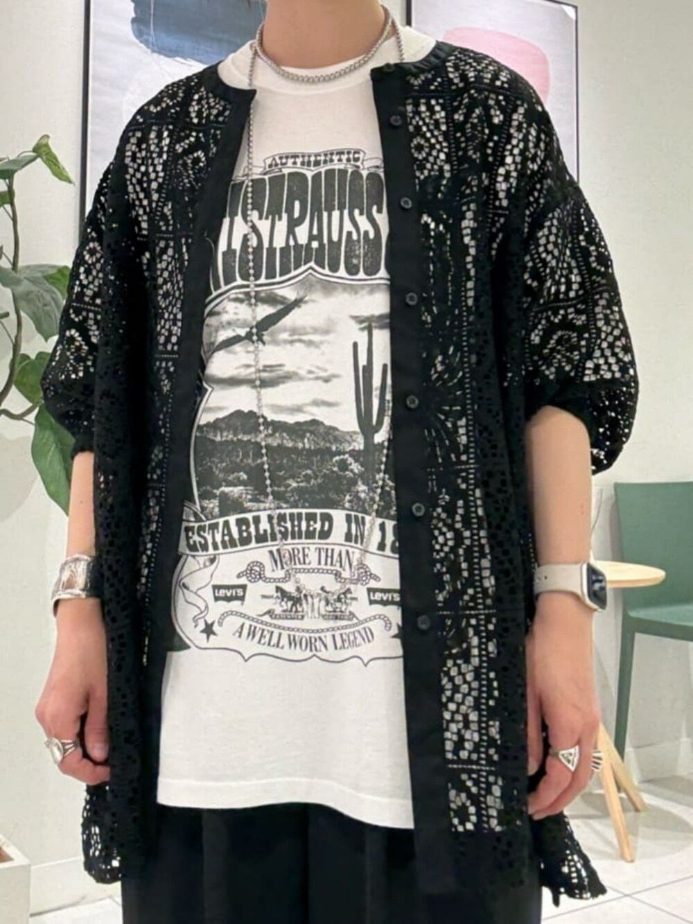 ブラック系のシャツ/ブラウス、ブラック系のその他パンツ、ホワイト系のTシャツ/カットソーを着用したレディースの夏コーディネートの8枚目の写真