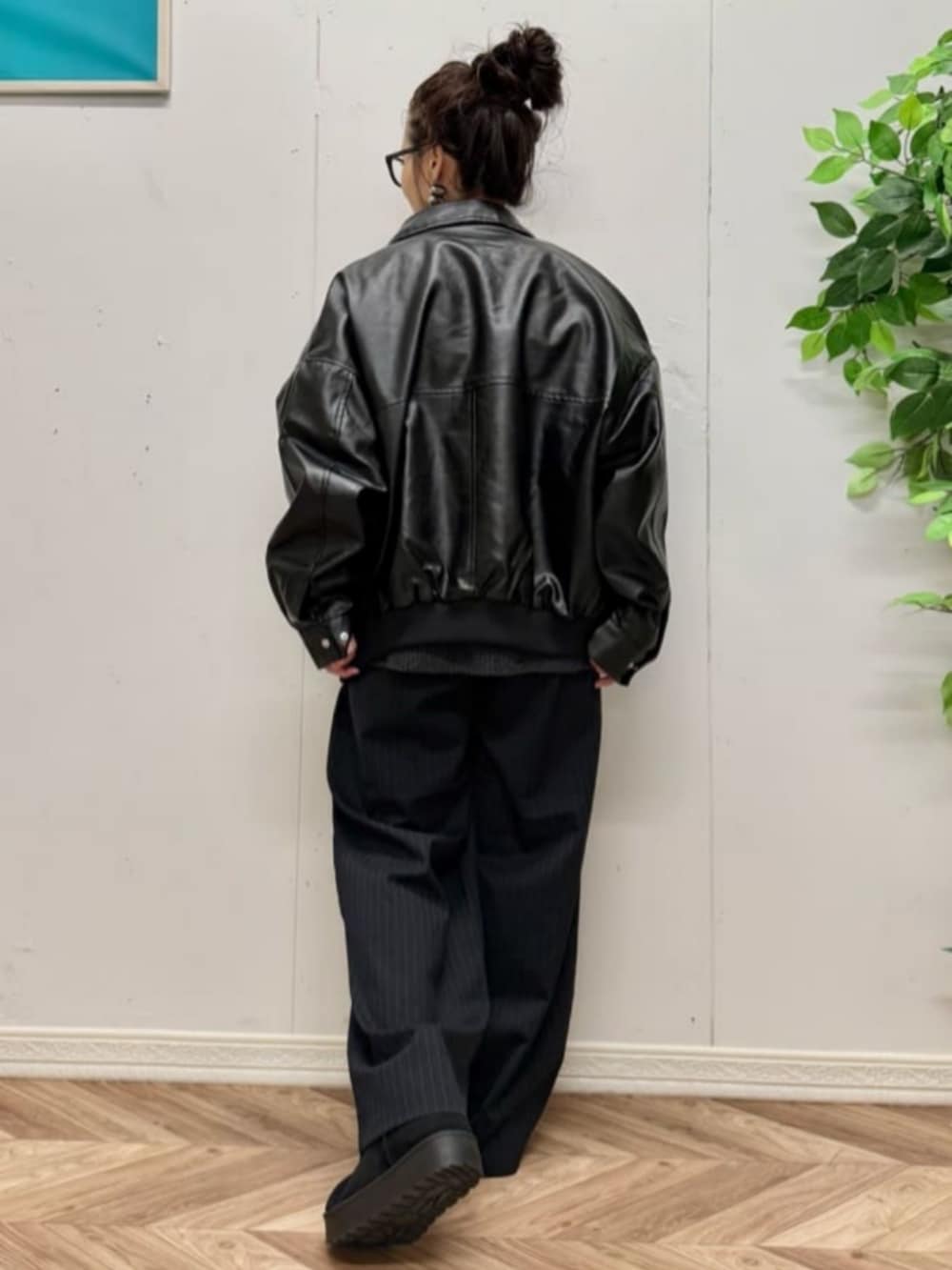 ブラック系のブルゾン、グレー系のTシャツ/カットソー、ブラック系のブーツを着用したレディースの冬コーディネートの3枚目の写真