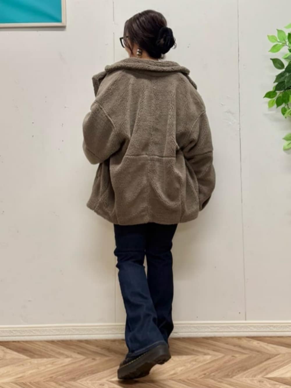 ホワイト系のTシャツ/カットソー、ブルー系のデニムパンツ、ブラウン系のその他アウターを着用したレディースの冬コーディネートの3枚目の写真