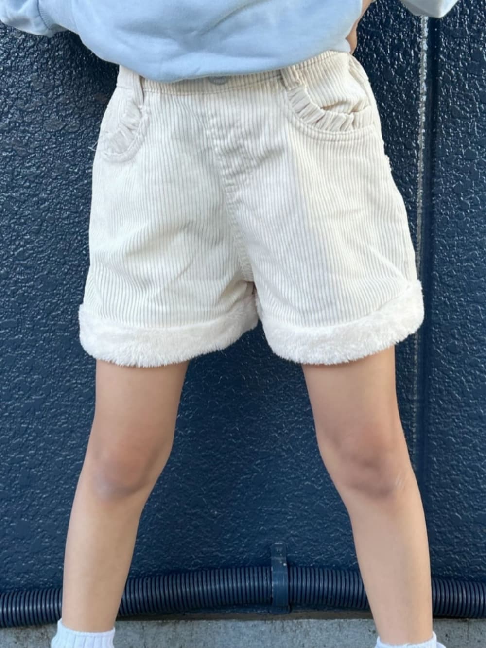 ホワイト系のトートバッグ、ブルー系のスウェット、ホワイト系のブルゾンを着用したキッズの冬コーディネートの9枚目の写真