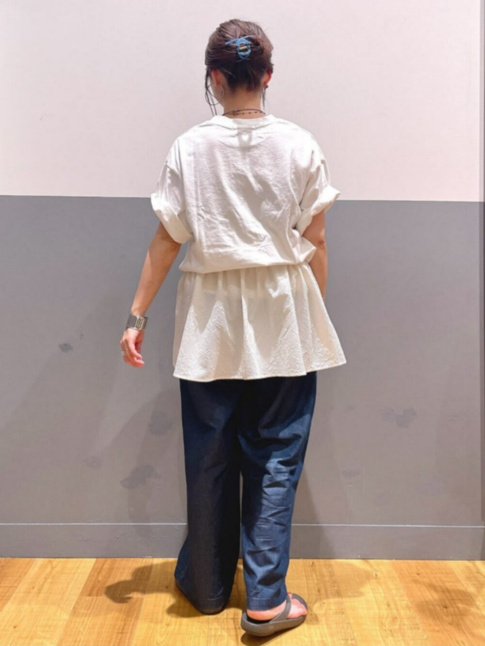 ホワイト系のその他トップス、ブルー系のその他パンツ、ホワイト系のTシャツ/カットソーを着用したレディースの夏コーディネートの4枚目の写真