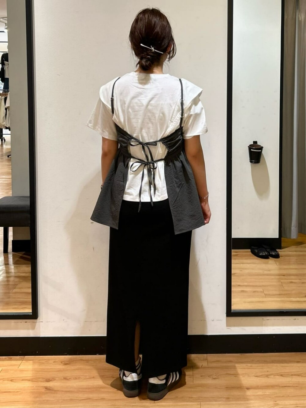 「夏コーデ、スカート、Tシャツ、ゆったり、楽チンコーデ、高身長女子、骨格ウェーブ、30代コーデ、40代コーデ、ママコーデ、おしりが隠れる、体型カバー」｜「Right-onの【HONEYSUCKLE ROSE】リブタイトスカート（スカート、ブラック系）」を使った、Rightonさん（骨格ウェーブ・レディース・166cm）の夏コーディネートの3枚目の写真