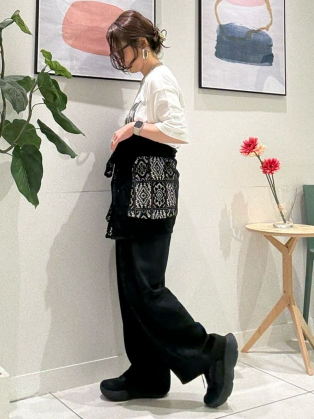 ブラック系のシャツ/ブラウス、ブラック系のその他パンツ、ホワイト系のTシャツ/カットソーを着用したレディースの夏コーディネートの2枚目の写真