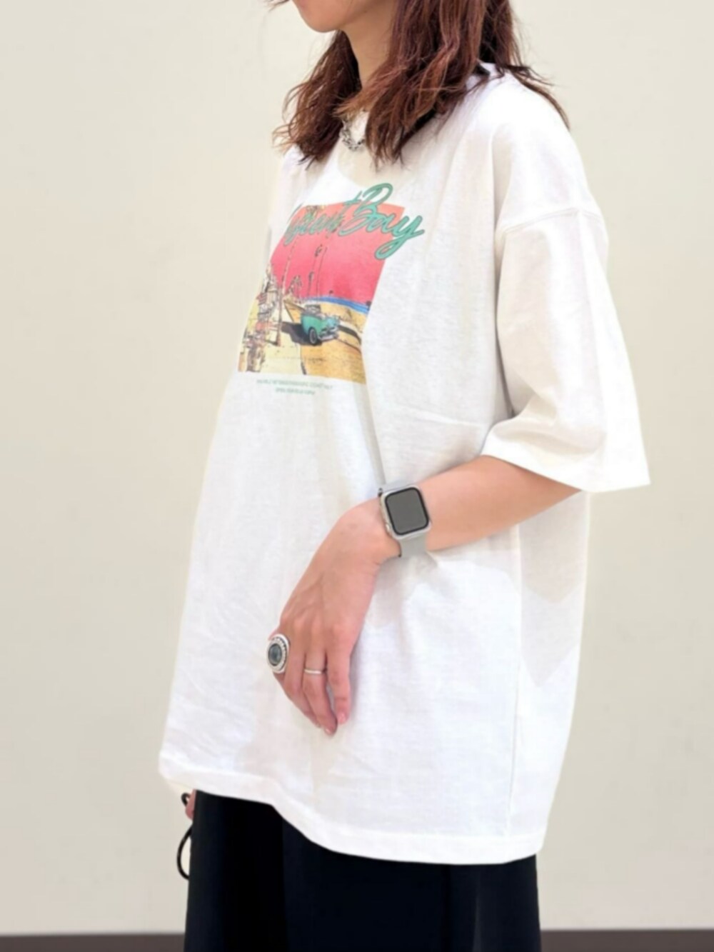 ブラック系のその他パンツ、その他のTシャツ/カットソー、グレー系のキャップを着用したレディースの夏コーディネートの5枚目の写真