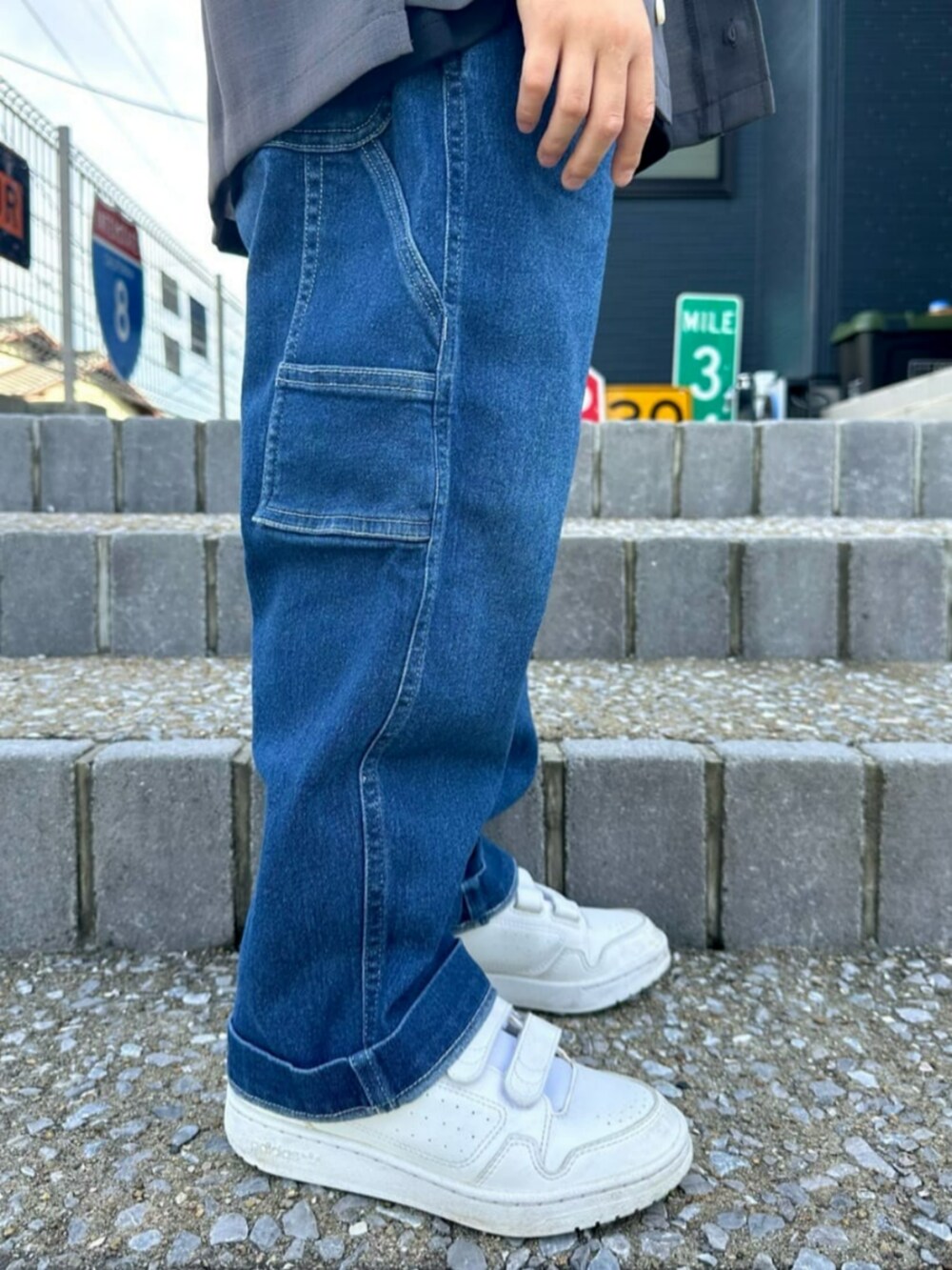 ブラック系のTシャツ/カットソー、グレー系のシャツ/ブラウスを着用したキッズの秋コーディネートの9枚目の写真