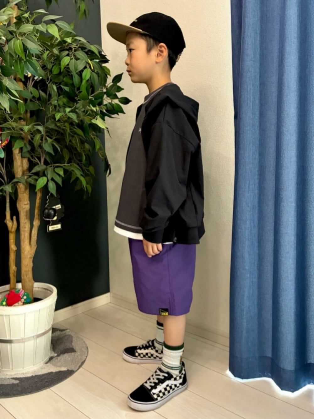 ブラック系のパーカー、ブラック系のTシャツ/カットソー、パープル系のその他パンツを着用したキッズの春コーディネートの2枚目の写真