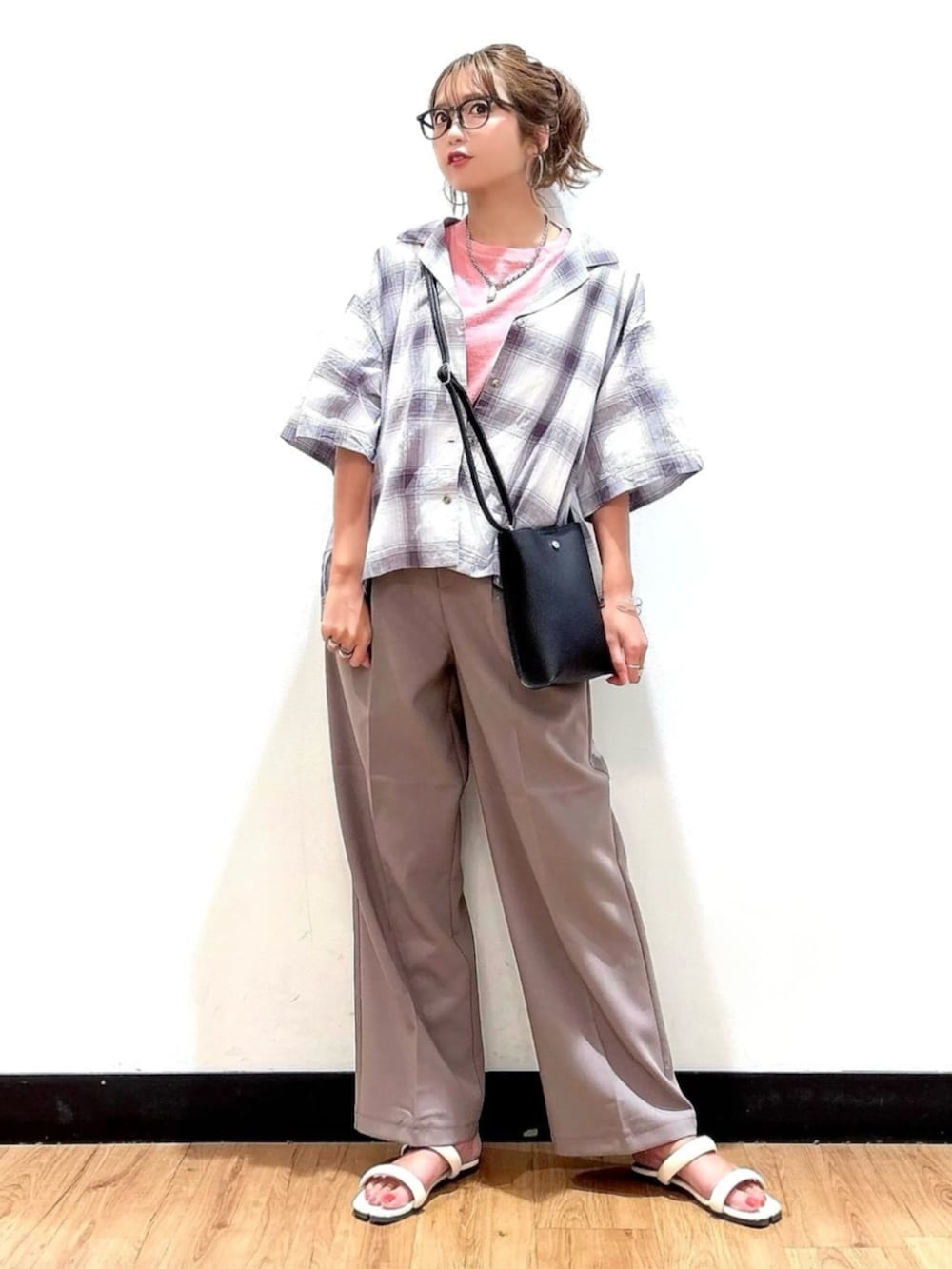 ベージュ系のその他パンツ、ブラック系のショルダーバッグ、レッド系のTシャツ/カットソーを着用したレディースの夏コーディネートの2枚目の写真