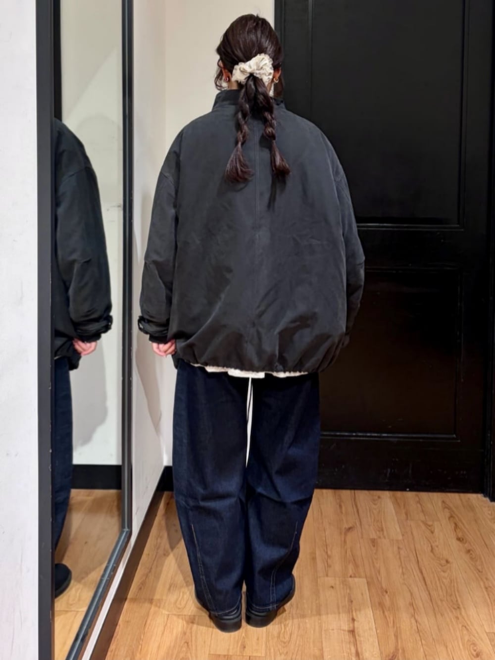 ブラウン系のショルダーバッグ、ブラック系のモッズコート、ブラック系のスウェットを着用したレディースの春コーディネートの4枚目の写真