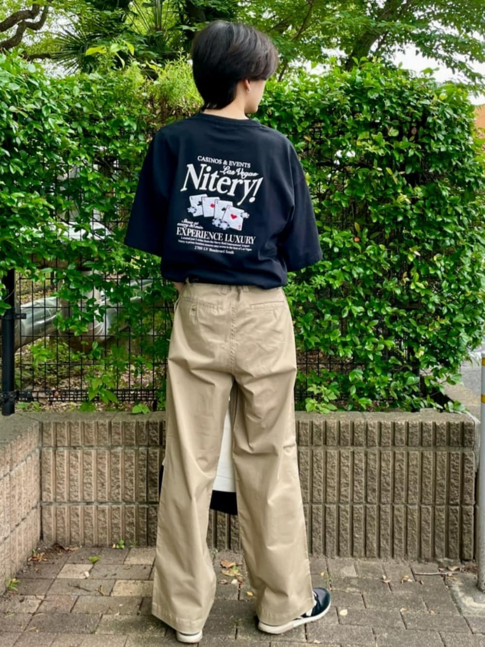 「夏コーデ、ワイドパンツ、Tシャツ、半袖、半袖Ｔシャツ、トートバッグ、メンズファッション」｜「Leeの【Lee】キャンバス２ＷＡＹショルダーバッグ（ショルダーバッグ、ブラック系）」を使った、Rightonさん（骨格ナチュラル・メンズ・173cm）の夏コーディネートの4枚目の写真