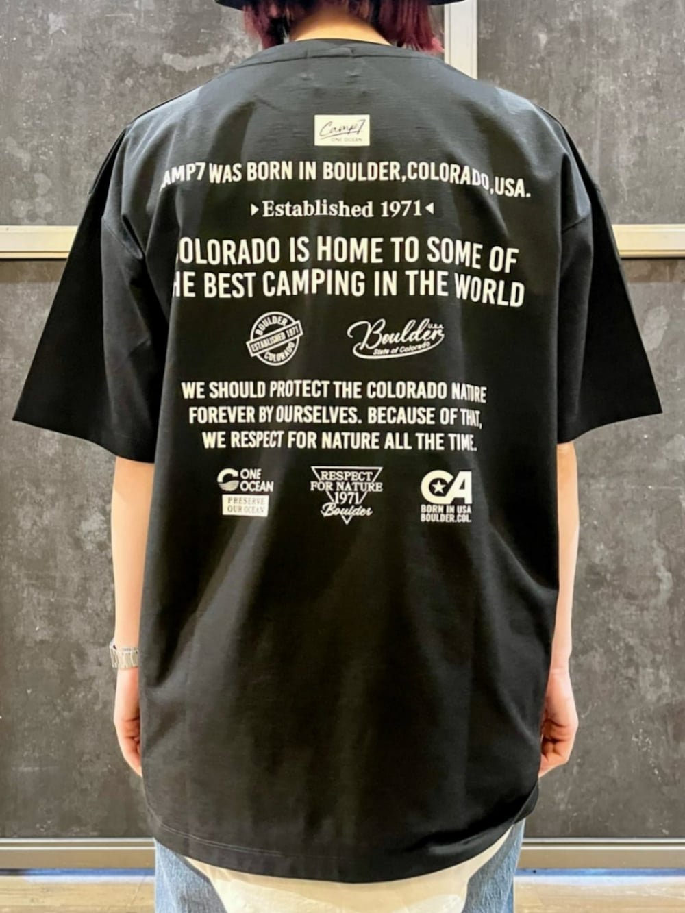 ブラック系のTシャツ/カットソー、ホワイト系のタンクトップ、ブルー系のデニムパンツを着用したレディースの夏コーディネートの6枚目の写真