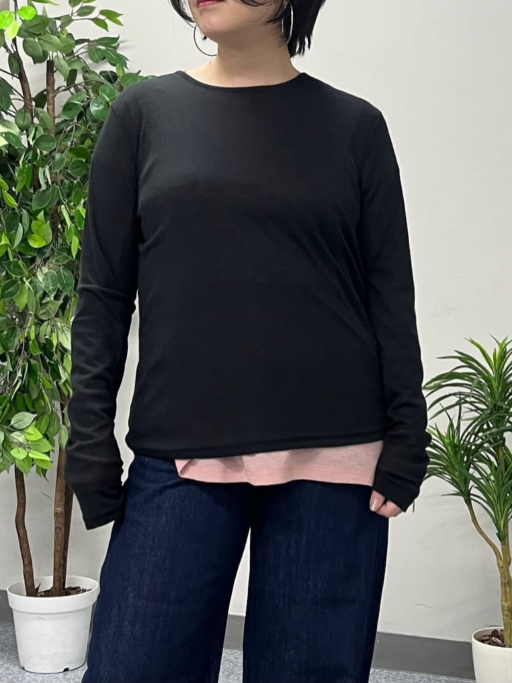 ホワイト系のトートバッグ、ベージュ系のマウンテンパーカー、ホワイト系のデニムパンツを着用したレディースの春コーディネートの8枚目の写真