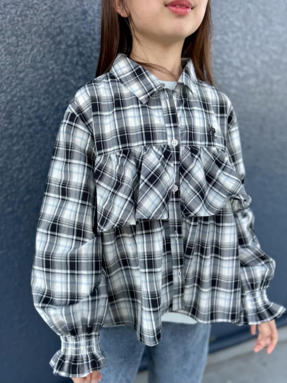 ブラック系のショルダーバッグ、ブルー系のデニムパンツ、ブラック系のシャツ/ブラウスを着用したキッズの春コーディネートの6枚目の写真